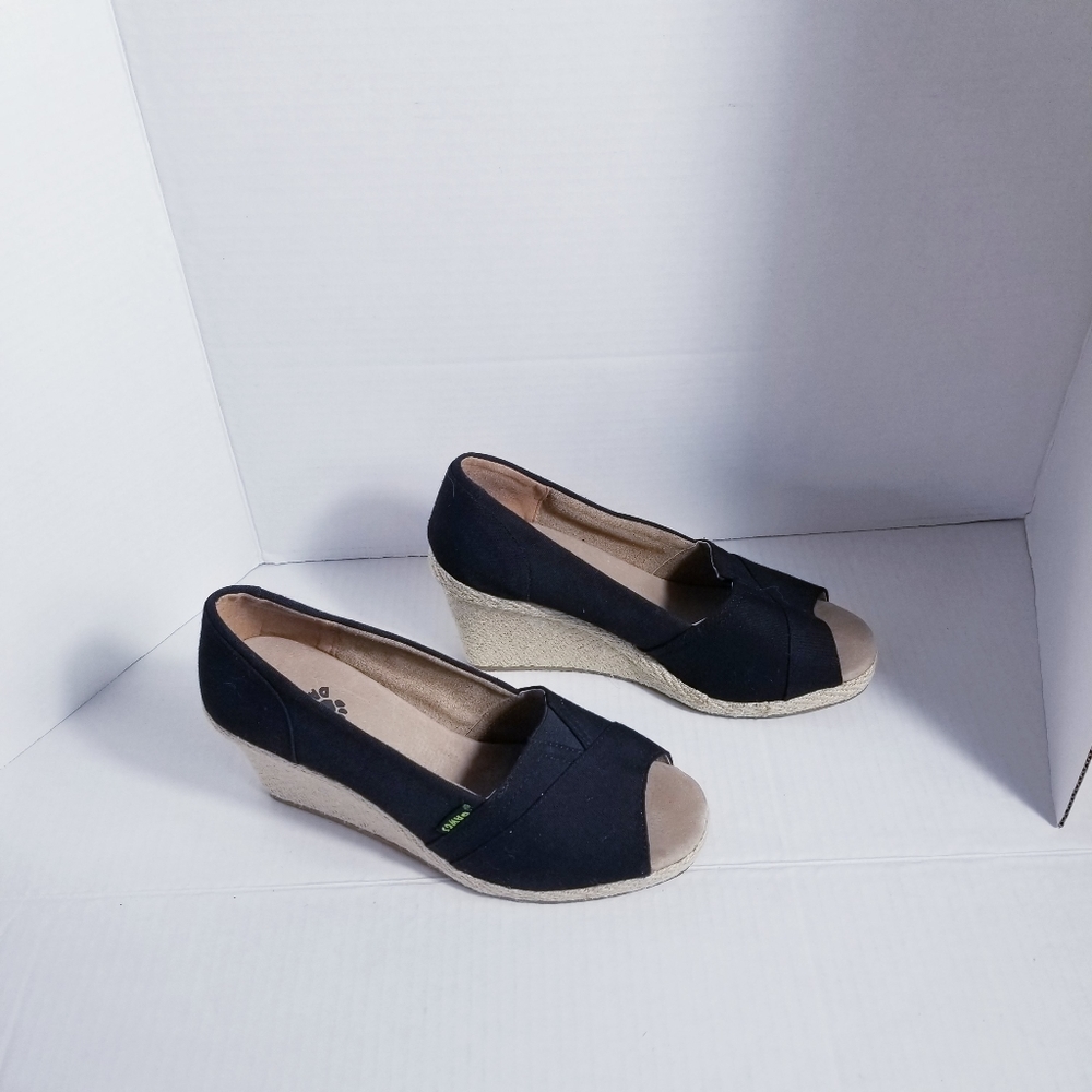 DAWGS OPEN TOE WEDGED BLACK AND TAN SHOE SIZE 10